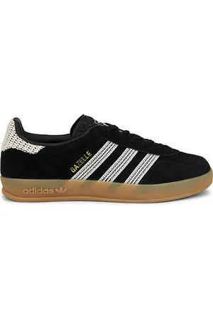 REVOLVE Adidas Originals Adidas originals zapatilla deportiva gazelle indoor en color negro talla 10 en Core Black Wonder White & Gum 3 - Black. Talla 10 (t