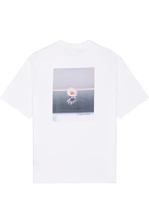 REVOLVE Calvin Klein Calvin klein camiseta flower en color blanco talla L en - White. Talla L (también en M, S, XL/1X).
