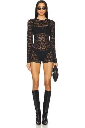 REVOLVE Lovers and Friends Lovers and friends lennox catsuit en color talla M en - Black. Talla M (también en S, XL).