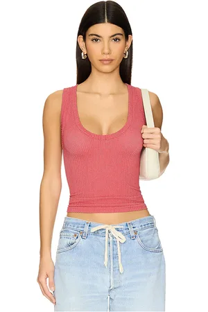 REVOLVE Free People Free people top sin mangas intimately fp clean slate en color rojo talla L en - Red. Talla L (también en M, S, XL, XS).