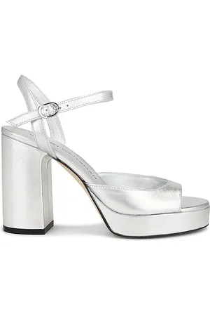 REVOLVE Stuart Weitzman Stuart weitzman sandalia dayna en color metálico talla 11 en - Metallic Silver. Talla 11 (también en 6, 6.5, 7, 7.5