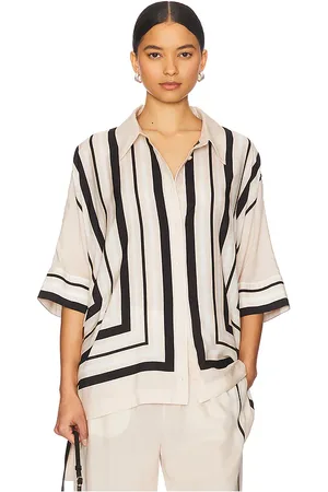 REVOLVE SIMKHAI Simkhai camisa bowman en color neutral talla L en - Neutral. Talla L (también en M, S, XS).