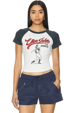 REVOLVE DAYDREAMER Daydreamer camiseta elton john home run shrunken raglan en color blanco talla XL en - White. Talla XL (también en L).