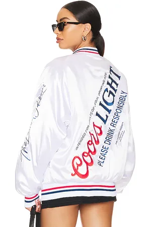 REVOLVE The Laundry Room The laundry room chaqueta beisbolera coors light 1980 en color talla L en - White. Talla L (también en M, S, XL, XS).