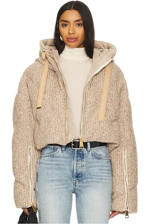 REVOLVE Khrisjoy Khrisjoy plumífero khris crop en color beige talla 0 en - Beige. Talla 0 (también en 00).