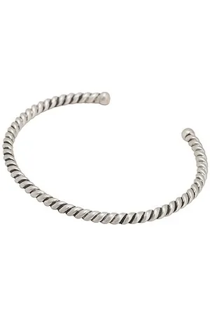 REVOLVE Serge de Nimes Serge de nimes brazalete twist en color metálico talla all en - Metallic Silver. Talla all.