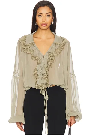 REVOLVE SNDYS Sndys pearl top en color verde salvia talla L en - Sage. Talla L (también en M, S, XL, XS, XXL).