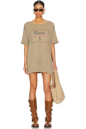 REVOLVE The Laundry Room The laundry room camiseta tamaño grande coors fine banquet en color bronce talla L en - Tan. Talla L (también en M, S, XL