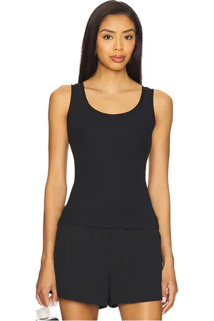 REVOLVE Alo Alo top sin mangas ribbed mesh en color talla M en - Black. Talla M (también en S, XS).