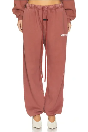 REVOLVE Fear of God ESSENTIALS Fear of god essentials pantalón deportivo en color rojo talla L en - Red. Talla L (también en XS).