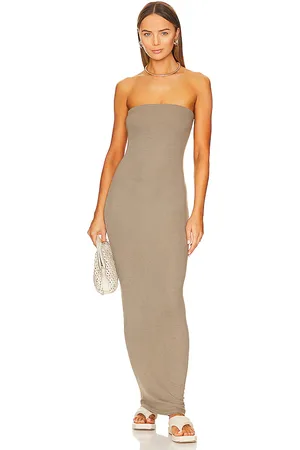 REVOLVE Enza Costa Enza costa vestido midi strapless en color verde oliva talla M en - Olive. Talla M (también en XL).