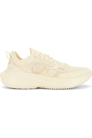 REVOLVE APL: Athletic Propulsion Labs Apl: athletic propulsion labs zapatilla deportiva euphoria en color crema talla 10 en - Cream. Talla 10 (también