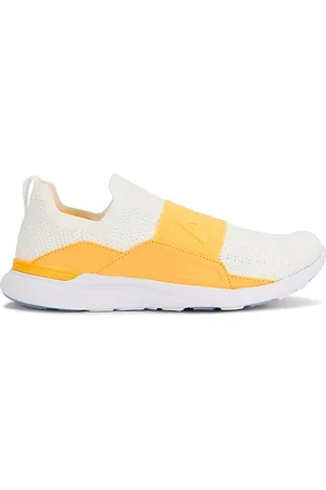 REVOLVE APL: Athletic Propulsion Labs Apl: athletic propulsion labs zapatilla deportiva techloom en color blanco talla 10 en White Marigold & UV - White. Tal
