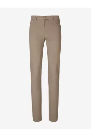 Kiton Jeans de .-Regular fit.-Sarga en mezcla de algodón y lana.-Color beige.-Cinco bolsillos.-Cierre mediante cremallera y botón.-Trabillas para cinturón.-Parche del logo en el posterior.Hecho en Italia.Modelo talla: 32..Largo de pierna: 105 cm.95% Algod