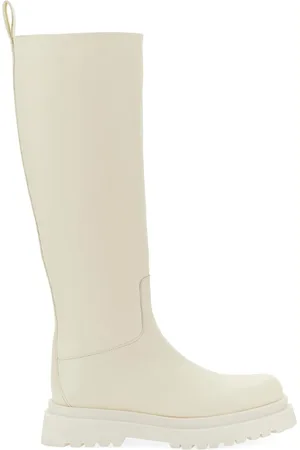 Leonie Hanne Botas