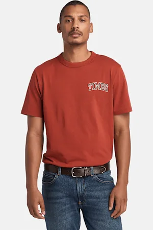 Timberland Camiseta con estampado gráfico TIMBS para hombre en