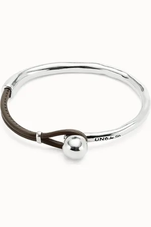 UNO de 50 Pulsera semirígida bañada en plata de ley con cuero de color marrón