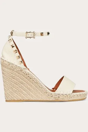VALENTINO GARAVANI SANDALIAS DE CUÑA ROCKSTUD DOUBLE DE PIEL DE BECERRO GRANULADA CON TACÓN DE 105 MM Mujer 34