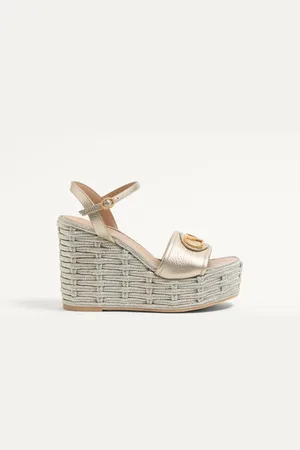 VALENTINO GARAVANI SANDALIAS CON TACÓN EN CUÑA CON VLOGO SIGNATURE EN CUERO DE BECERRO GRANULADO LAMINADO DE 120 MM Mujer 35