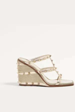 VALENTINO GARAVANI SANDALIA CUÑA ROCKSTUD EN NAPA LAMINADA CON BORDADO CORNELY 100MM Mujer 35.5