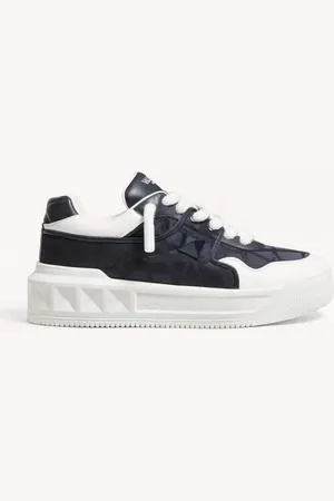 VALENTINO GARAVANI ZAPATILLA ONE STUD XL DE CAÑA BAJA HECHA DE CUERO NAPA Y TEJIDO TÉCNICO DE JACQAURD TOILE ICONOGRAPHE Hombre 38.5
