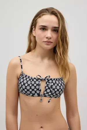 YSABEL MORA Top bikini detalle lazo flores blanco y negro copa B