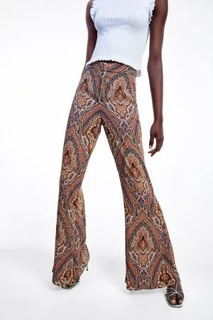 Pantalon flare best sale estampado zara