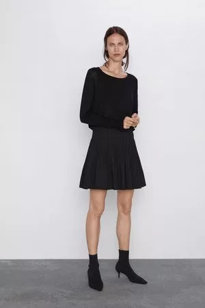 Negra corta de Faldas plisadas para Zara | FASHIOLA.es